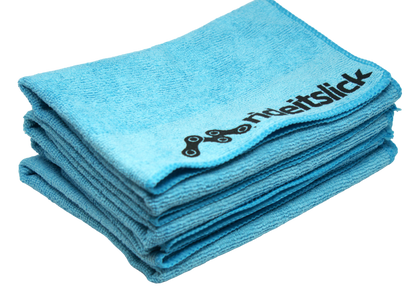 Blue microfiber towel with a printed black bicycle chain logo, designed for cleaning and maintaining bicycles. The soft, high-quality microfiber material is ideal for wiping down bike frames, components, and drivetrains, helping to remove dirt, grime, and excess lubricant during maintenance. This towel is part of the Ride It bike care kit, offering a gentle yet effective cleaning solution.